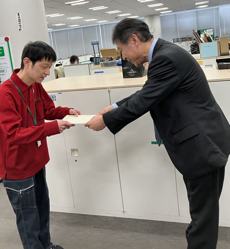 永年勤続表彰者が小松社長から表彰状を受け取っています。