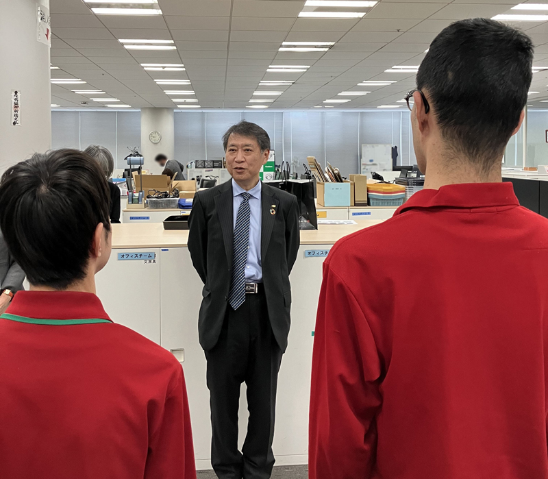 小松社長が表彰者にお祝いの言葉を贈っている様子です。