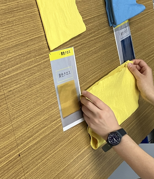 実習生が清掃用クロスを畳んでいるところです。