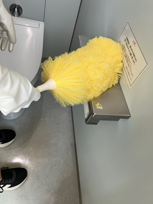 実習生がトイレで除塵作業をしているところです。